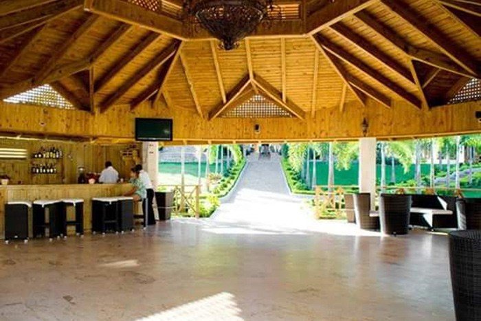 Bar & Lounge.